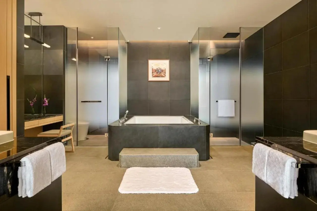 Secan Hotel Qingdao, Curio Collection By Hilton