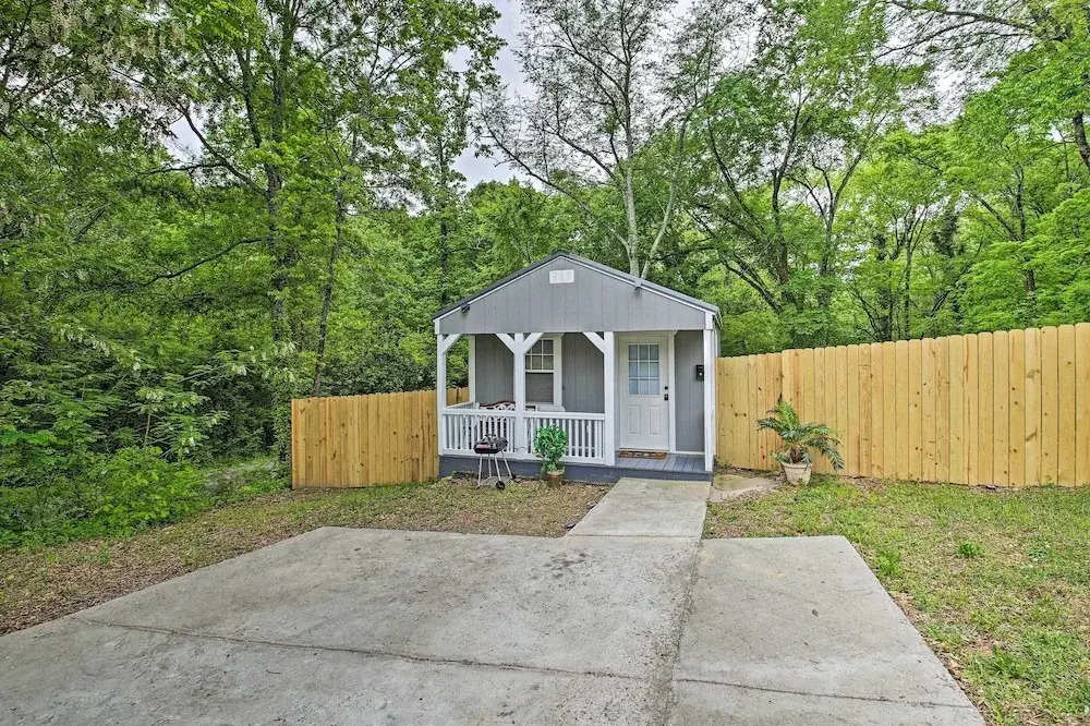 Near Nat'l Park: Hollywood Park Hot Springs Home
