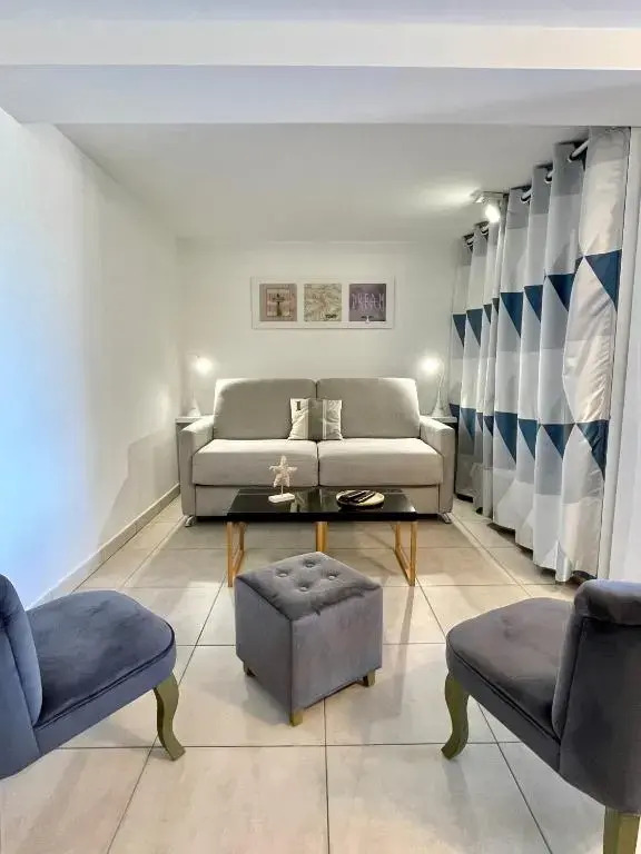 Studio classé 3 étoiles de 36 m2, indépendant dans villa avec piscine