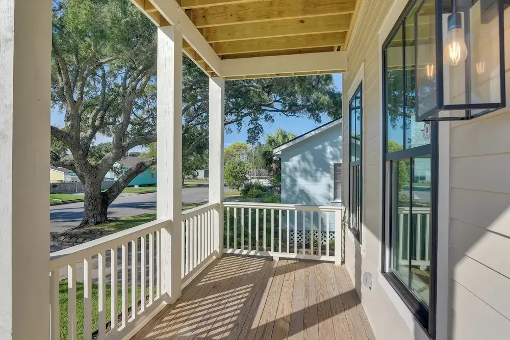 1 Mi to Ocean! Galveston Getaway w/ 2 Balconies