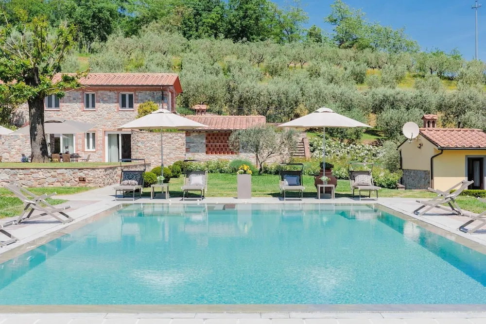 Farmhouse in Lucca with Infinity Pool