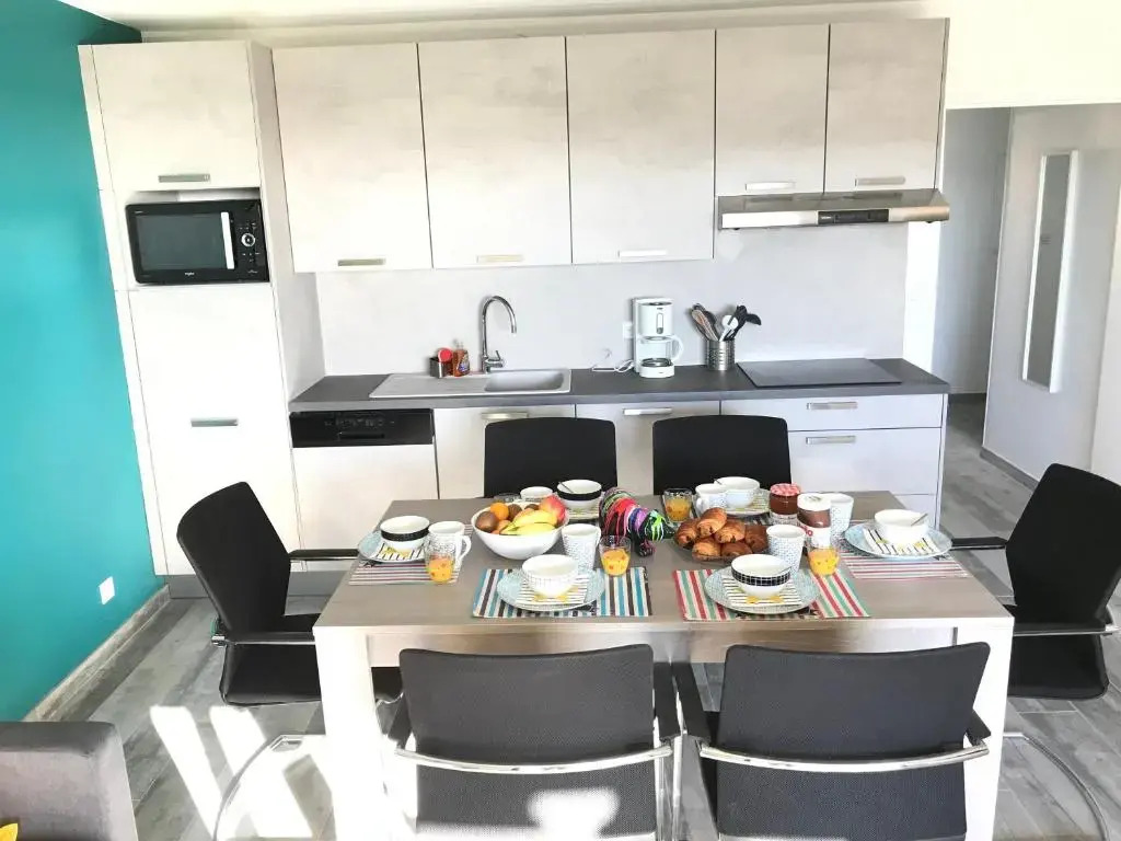 Appartement 3 pieces, refait a neuf, haut standing, piscine, mer a pieds