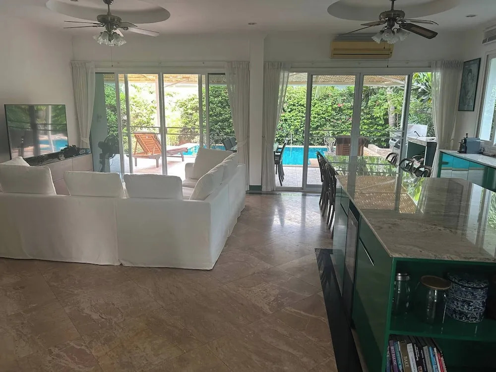 Hidden Villa Oasis Private Pool 2km to BeachMall