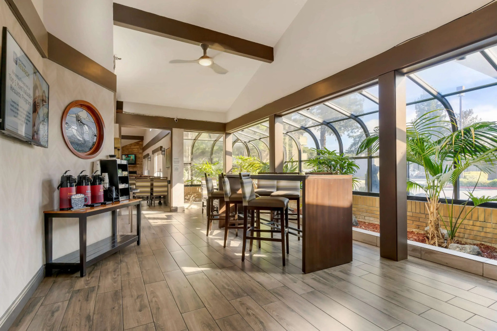 Best Western Plus Forest Park Inn