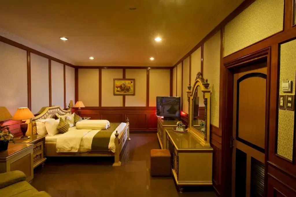 Royal Regal Hotel
