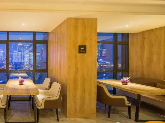Homeplus Holiday Hotel (Chongqing Hongyadong)