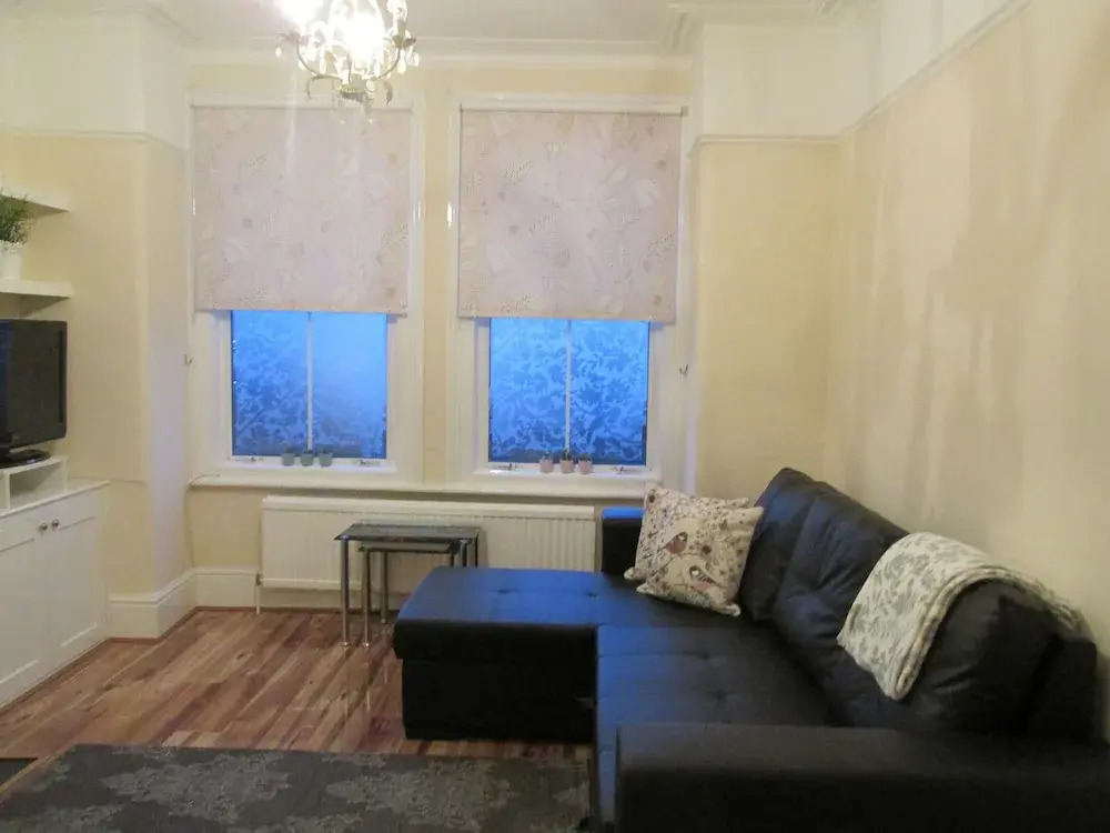 The Quiet & Cosy Fulham Reach Crib