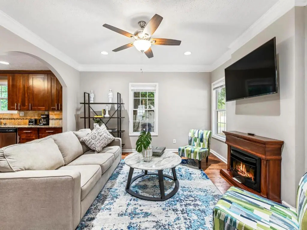 Gorgeous East Village Home Near Downtown Sleeps 12 5 bedrooms Coffee BBQ AC Parking