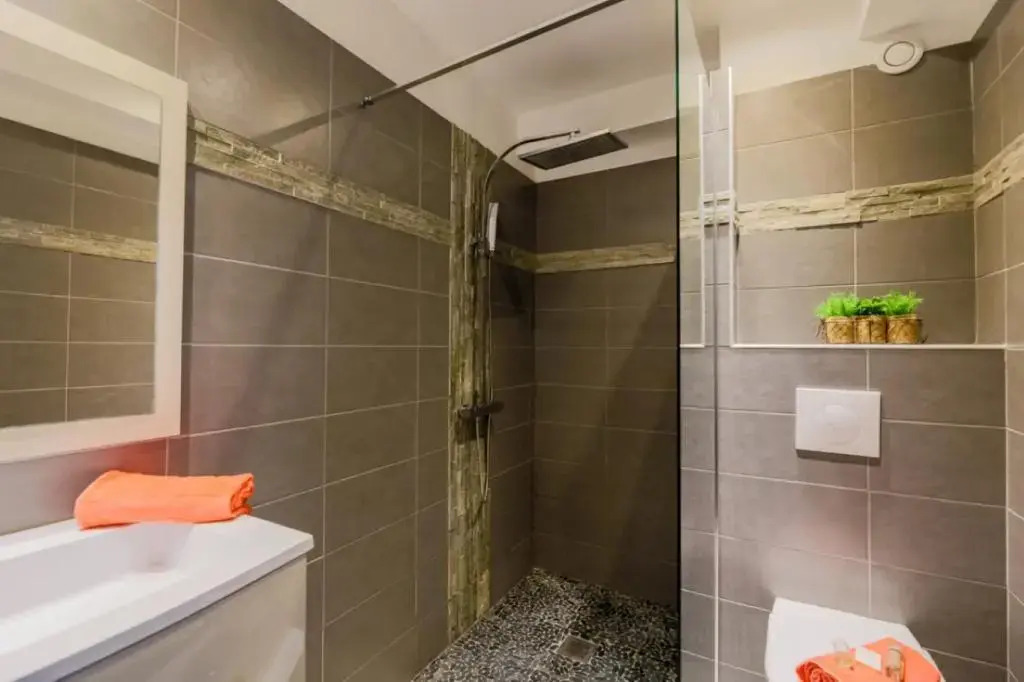 SUEDE AP4207 by Riviera Holiday Homes