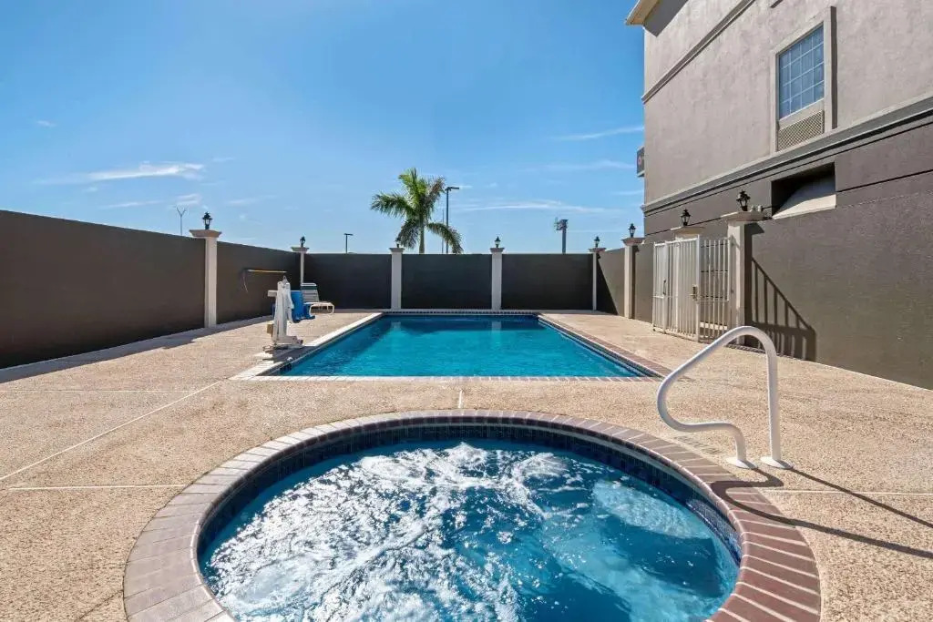 La Quinta Inn & Suites by Wyndham Mercedes Outlet Mall