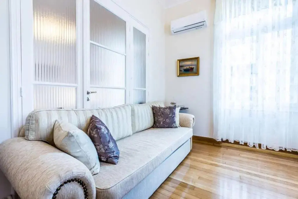 Neoclassical apartment with 3 bedrooms in Piraeus