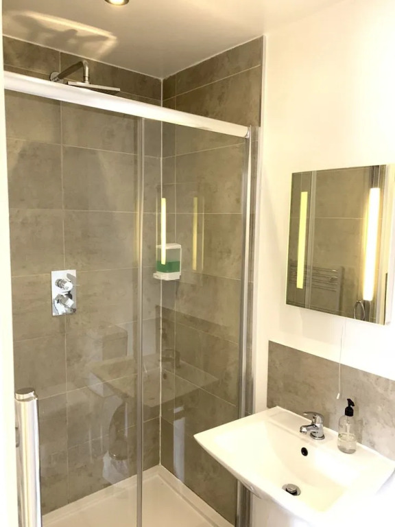 Private on suites- Private Bathroom every room-1 Bus to Heathrow Airport
