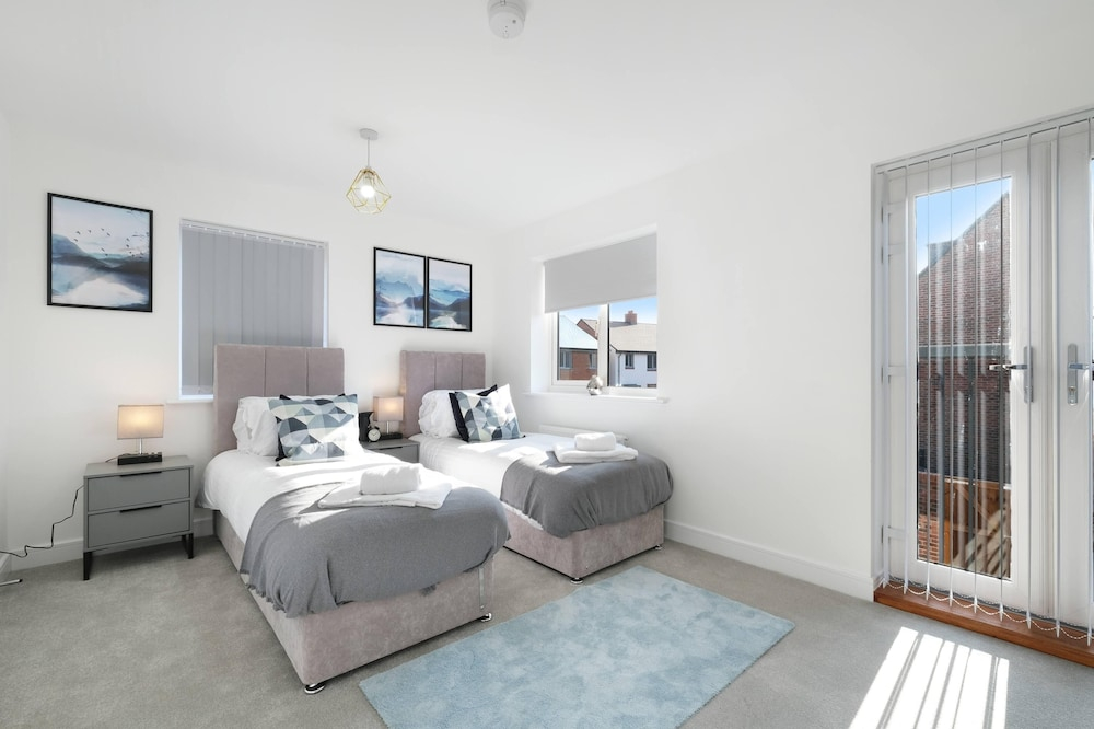 Luxaura 5 Bedroom 3 Bath Service House w/ Parking