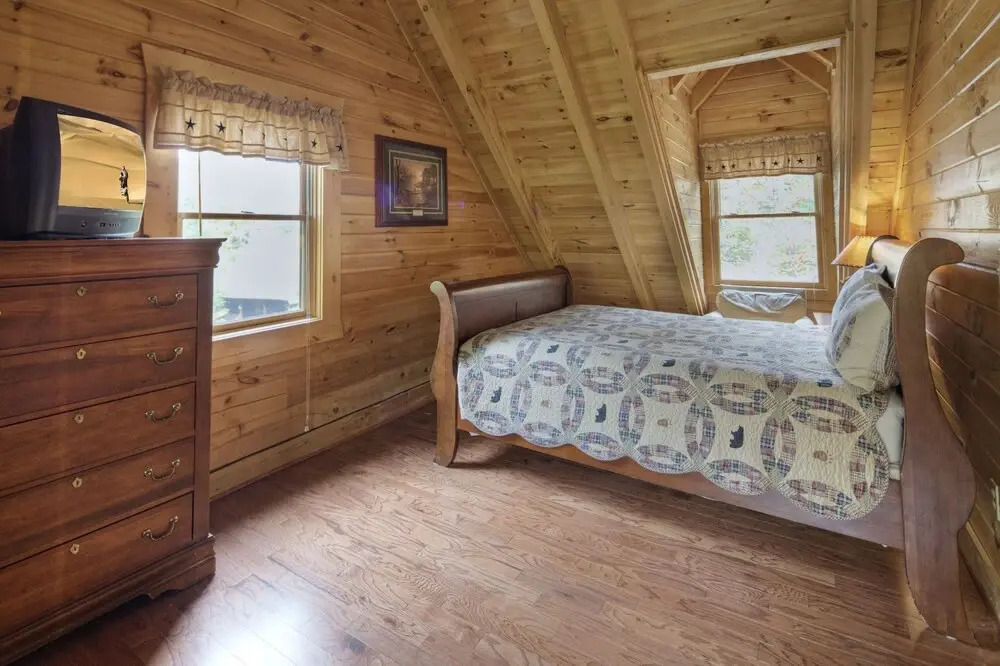 Er91 - Eagle's Beauty - Great Location - Close To All The Action! 2 Bedroom Cabin by RedAwning