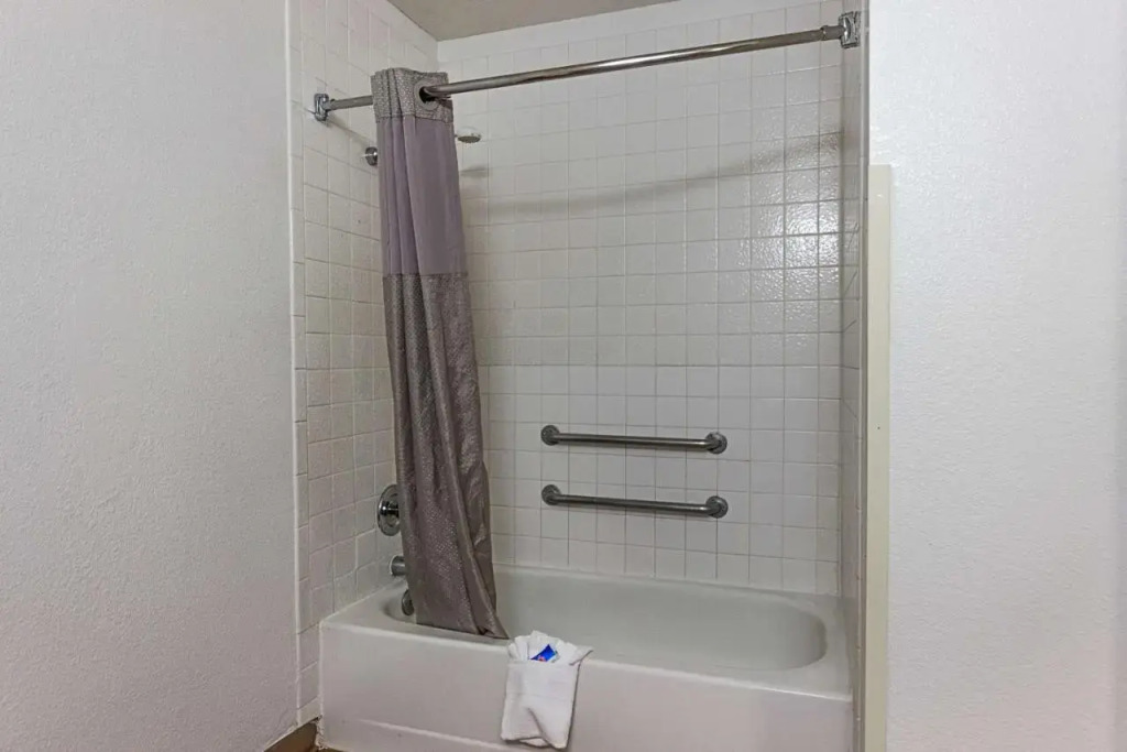 Motel 6 Shaw Ave & Hwy 99
