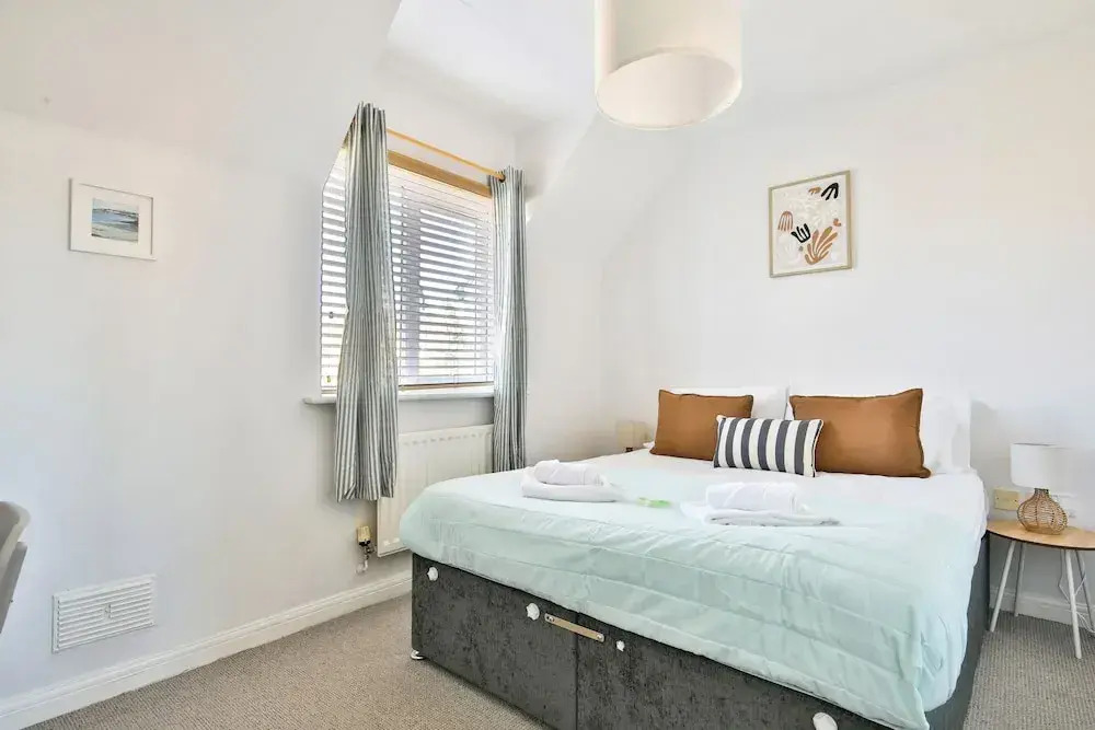 2 Bed House Near Beach with Free Parking