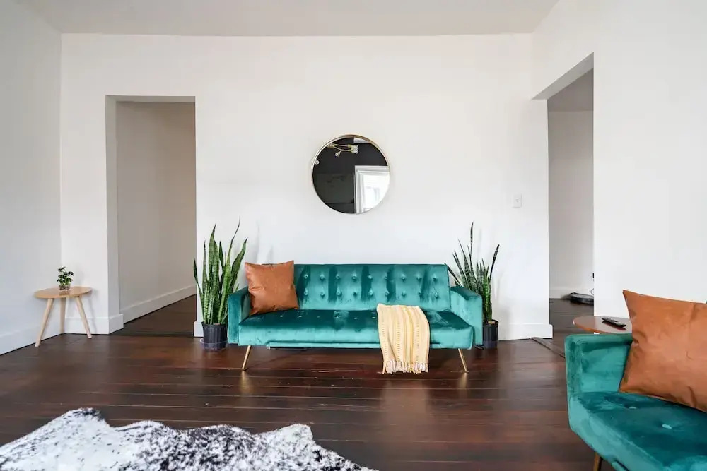 Jungle House Chillicothe Sleeps 24 Downtown Ohio Free Parking - Walk to Historic District - 5BR Luxury Home - Pet Friendly - King Beds - Over 5,800 Five Star Stays