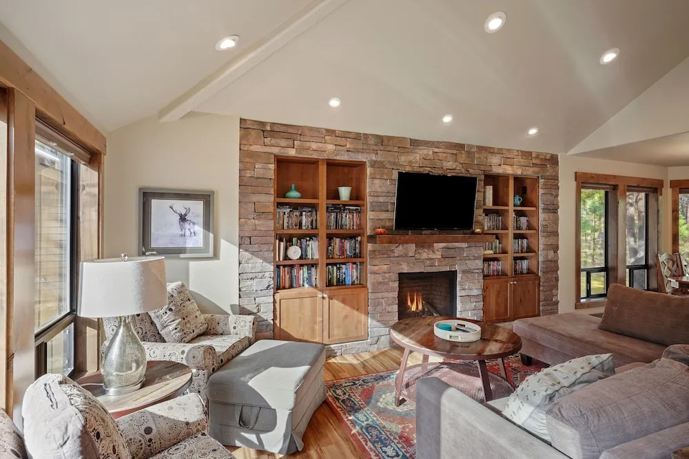 3 Tumalo Home with Wood Burning Stone Fireplace, Hot Tub, and BBQ on the Deck by RedAwning