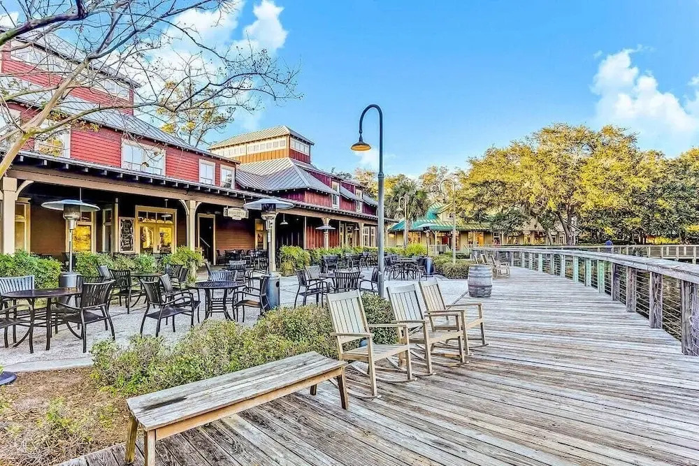 Dog-friendly Condo Steps to Beach wth Pool, AC & Elevator