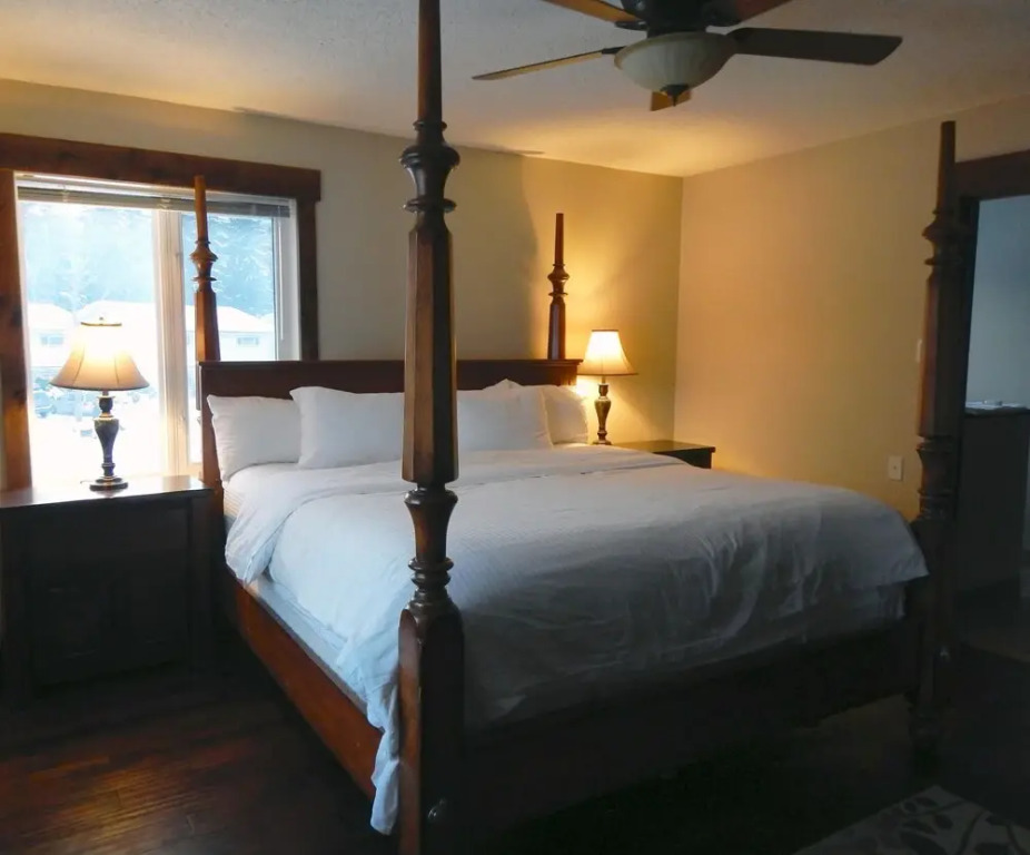 River to Peaks Inn