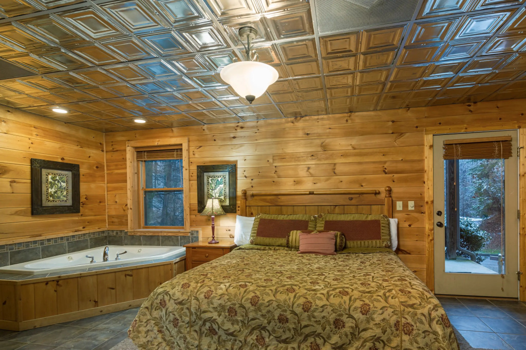 McCormack's Mill Custom Cabin with Hot Tub Resort Pool Arcade Games and 2 Miles from The Island