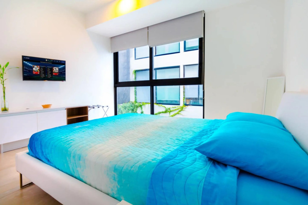 Large 2 BR Close to Beach AC Rooftop Pool