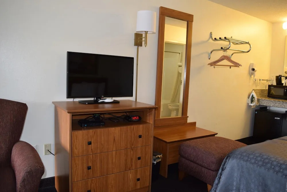 Value Inn - Livonia