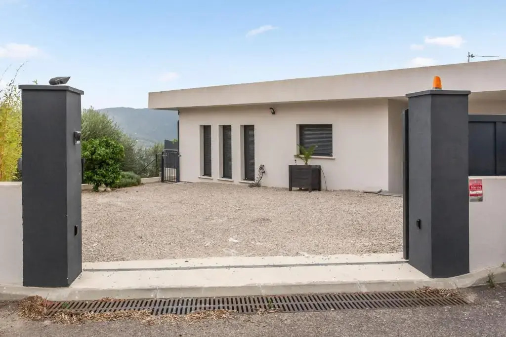 Splendid villa with pool and seaview 20 min away from Nice center - Welkeys