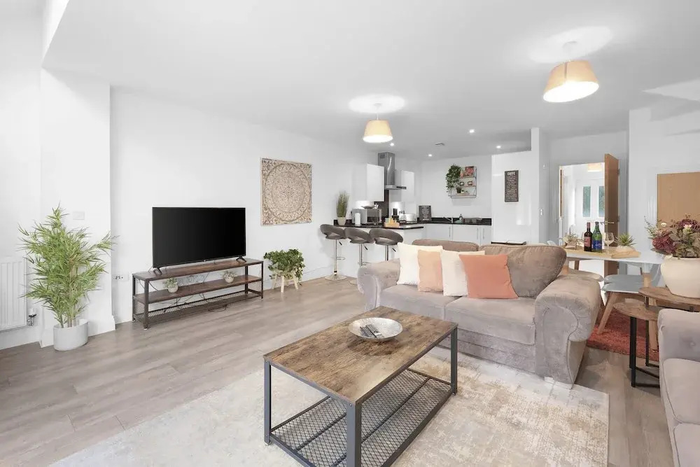 Spacious 6 Bedroom House in Denton Way