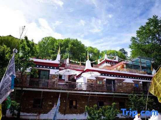 FlowerFields Bar&Cafe&Guesthouse