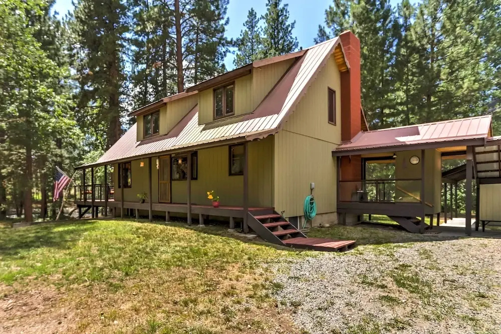 Riverside Winthrop Chalet w/ Hot Tub & 2 Decks!