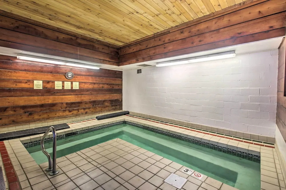 Loon Mountain Townhome w/ Pool + Slope Views!