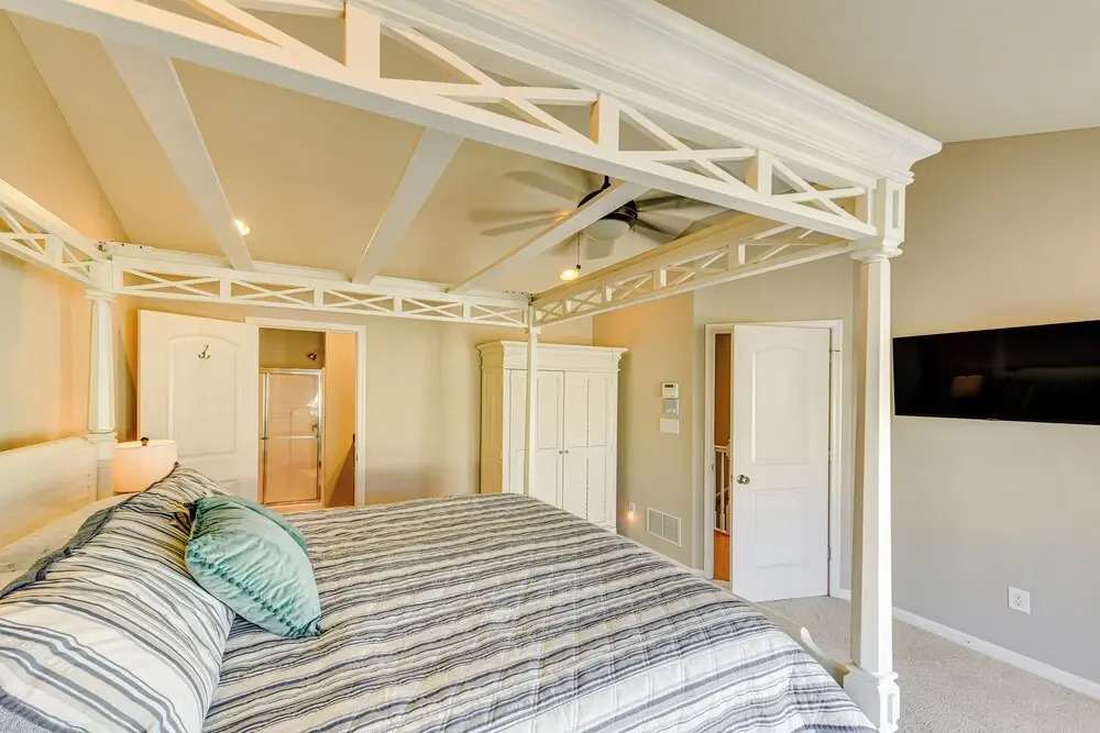 2 Mi to Beach: Townhome w/ Breezy Balcony!