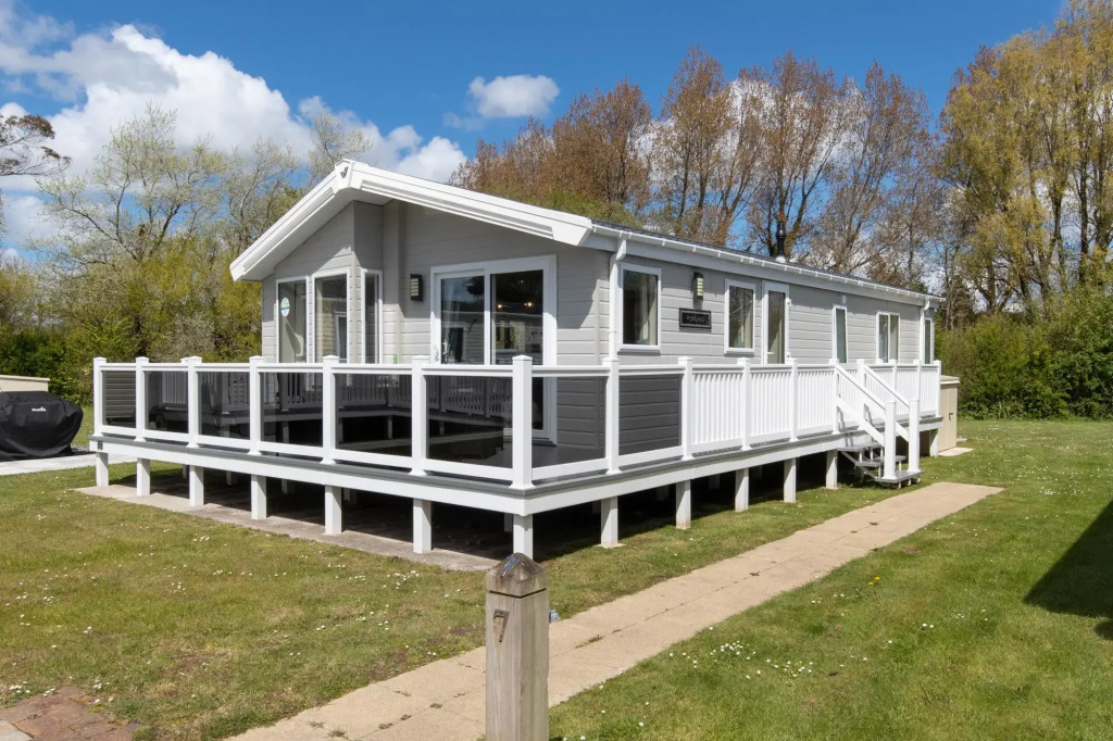 St Marys View - Luxury Lodge, Short Walk to Beach, Parking