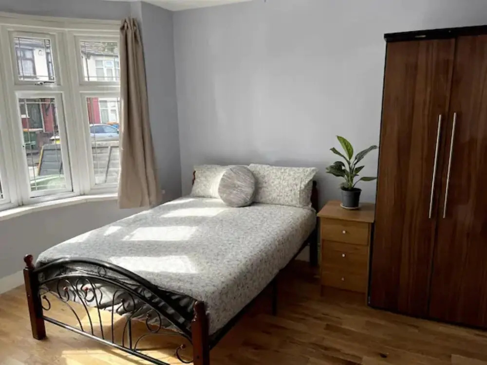 Modern 5 Bedroom Family House - 18 Mins to Station