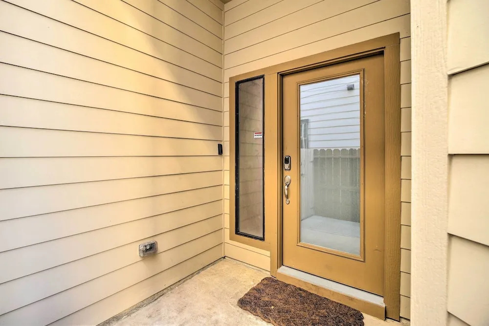 Modern Houston Townhome - 3 Mi to Downtown!