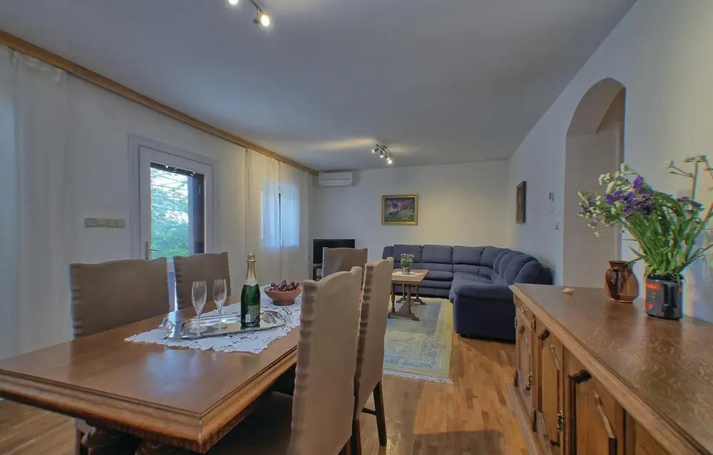 Stunning Home in Prizba With Wifi and 6 Bedrooms