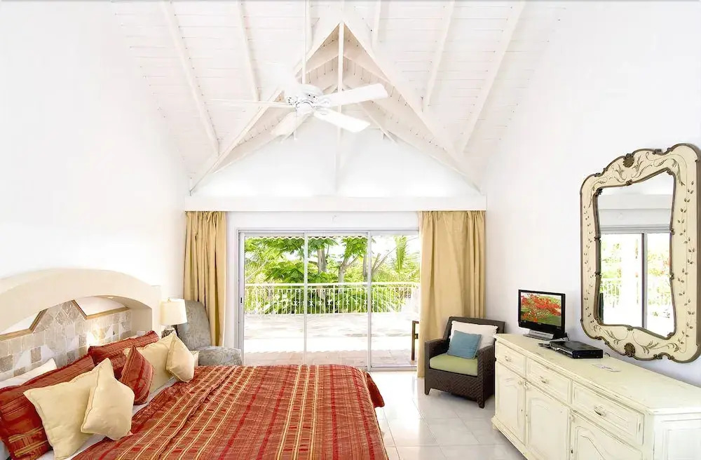 Charming Tropical Villa, Walk to the Beach! AC, Pool, Free Wifi, Concierge, Ideal for Families