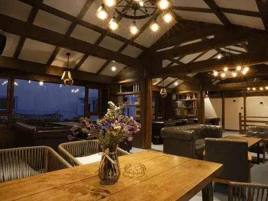 Lijiang Yage Bieyuan Homestay (Gucheng Bailong Cultural Square)