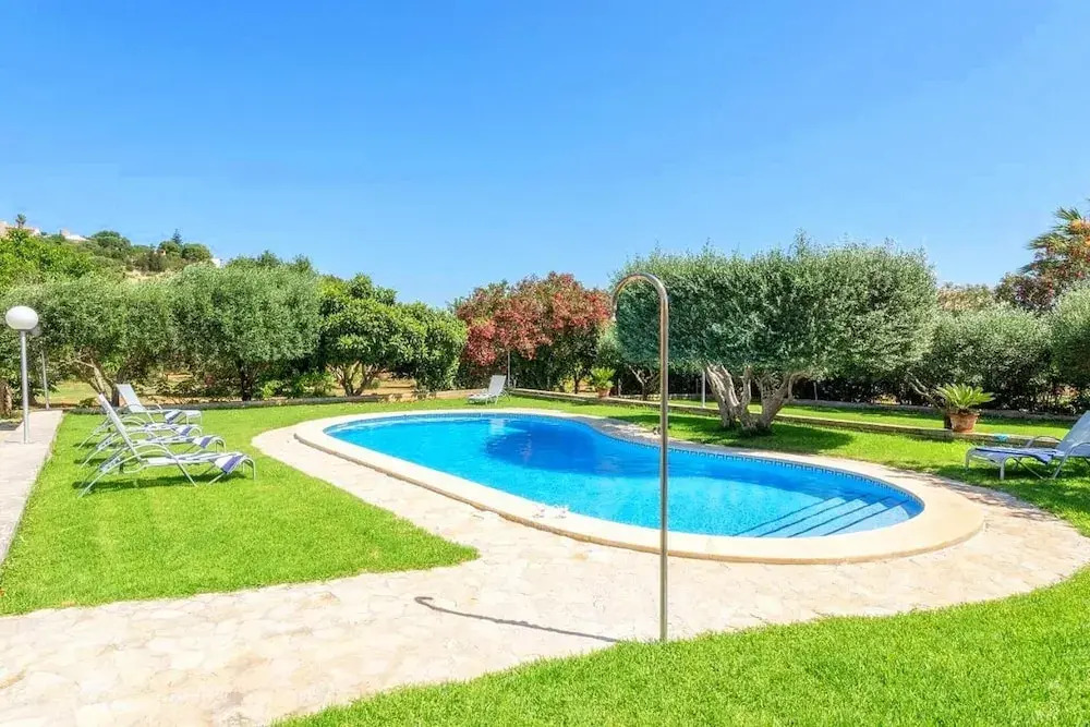 Villa in Búger with private courtyard