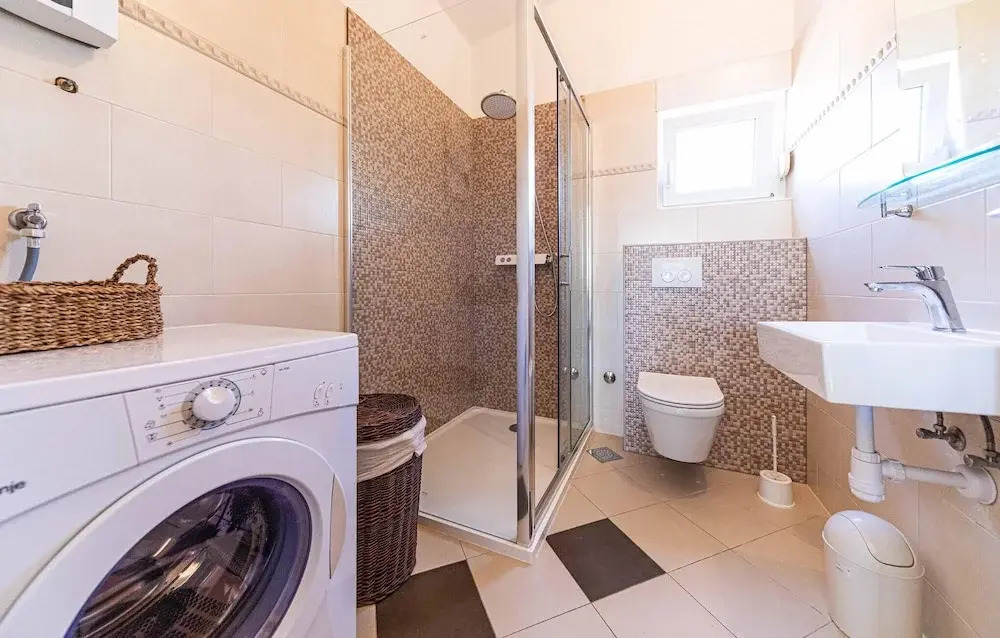 Beautiful Home in Okrug Gornji With Wifi and 4 Bedrooms