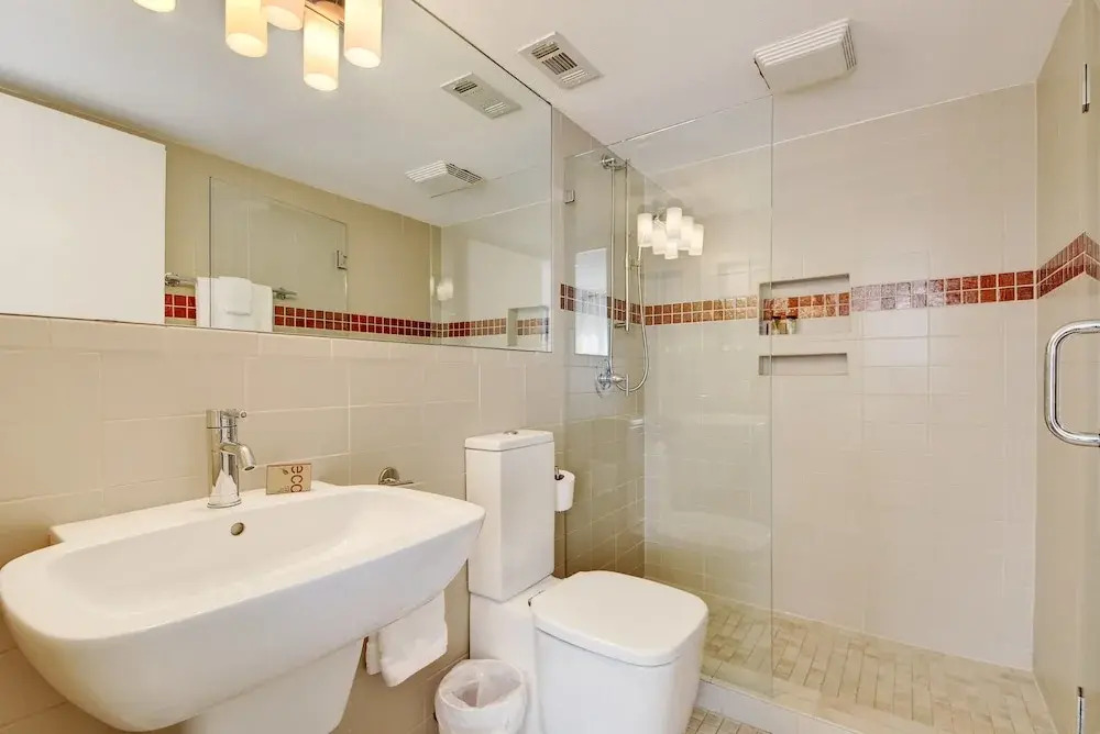 Downtown Austin Apt. W/ 2 Decks 1 Bedroom Condo