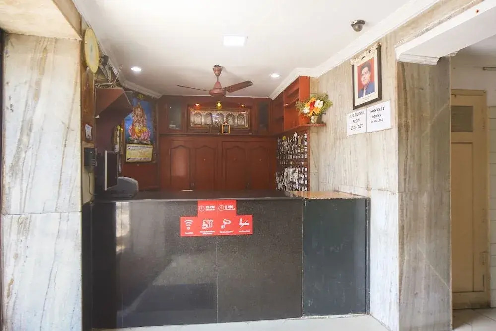 OYO 61379 Golden Cafe Boarding & Lodging