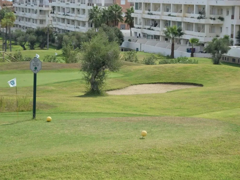 Comfortable Apartment on the Golf Course, Near the Beach and Activities