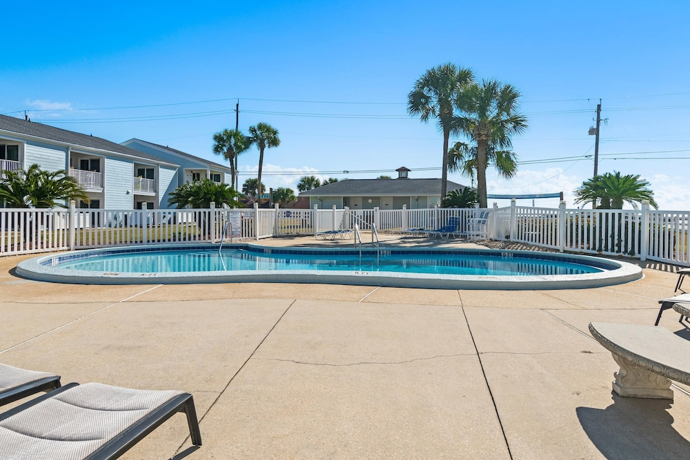 Tradewinds Condominium #28- At the Beach!