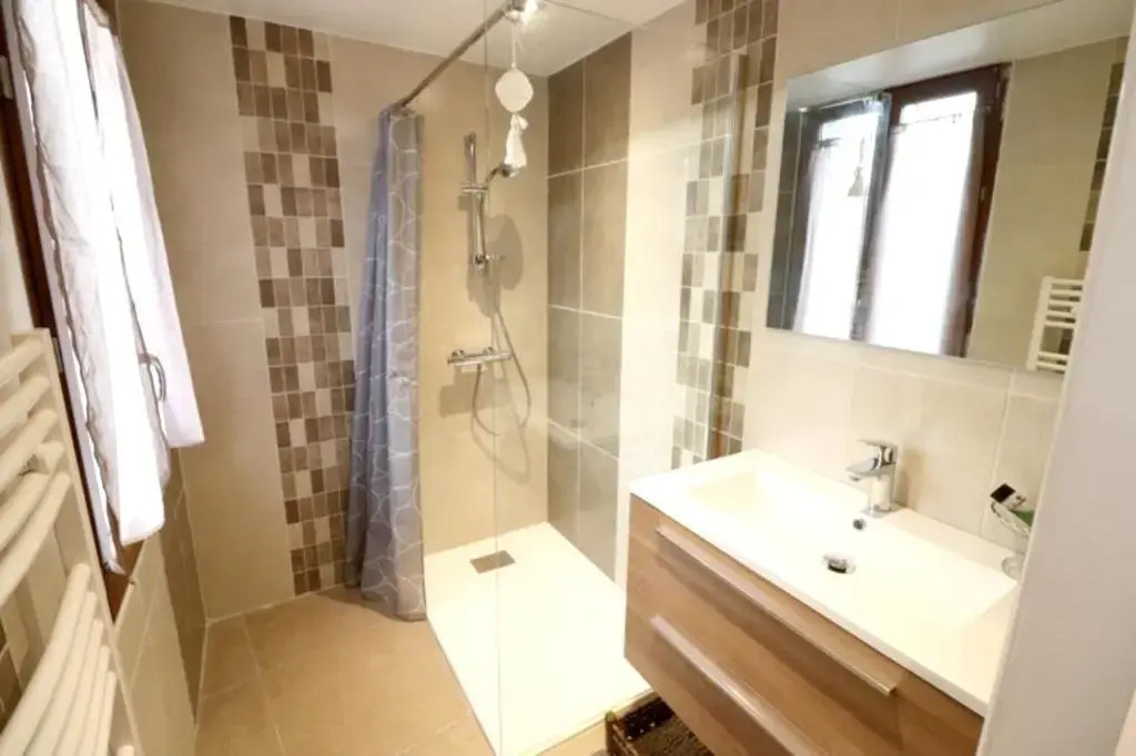 Villa spacieuse à Vieillevie avec piscine privée - 180 m²