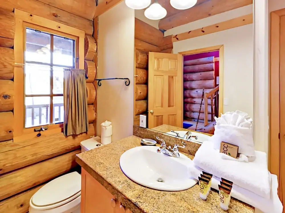 3BR Custom Handmade Log Home by RedAwning