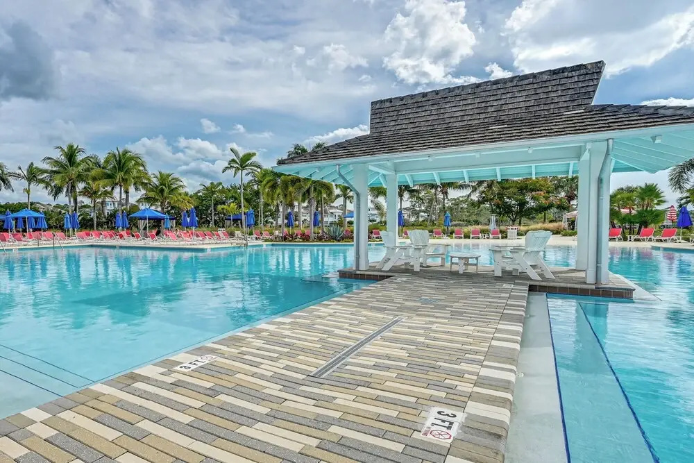 3 Mi to Naples Beach! Couple's Resort Getaway