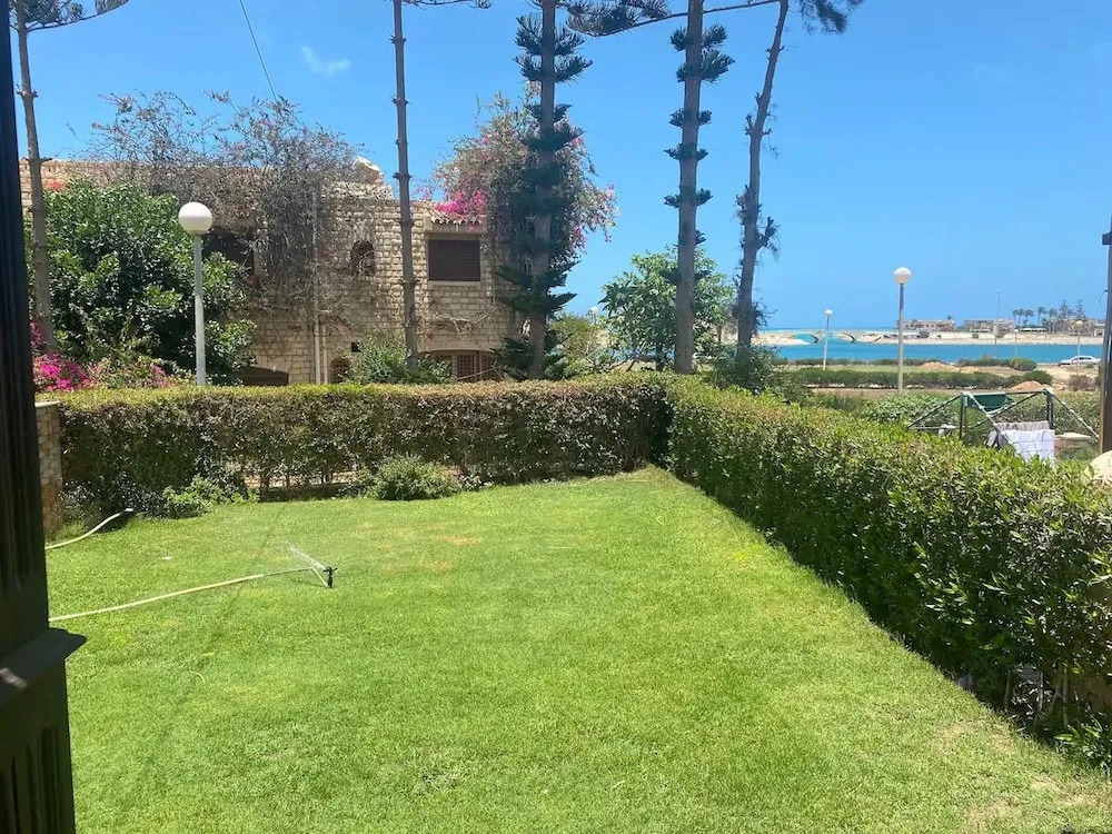 Sunny 4-Bedroom Townhouse Families Only