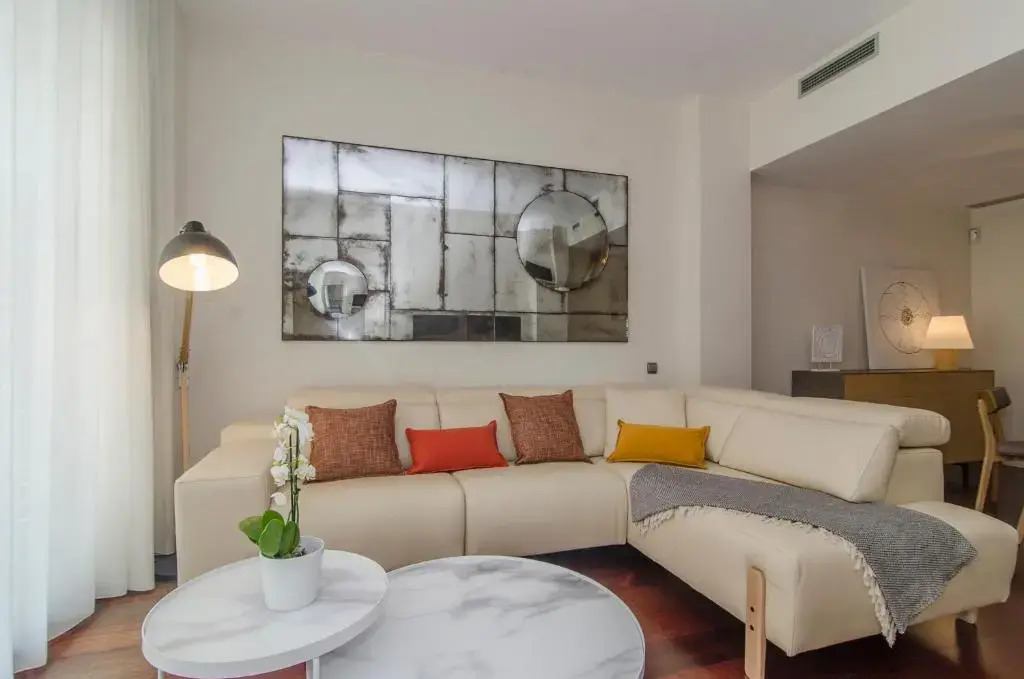 Sitges Spaces Garden Paradise 3 bedroom, 3 bathroom, huge PRIVATE garden-terrace, pool- sleeps up to 8